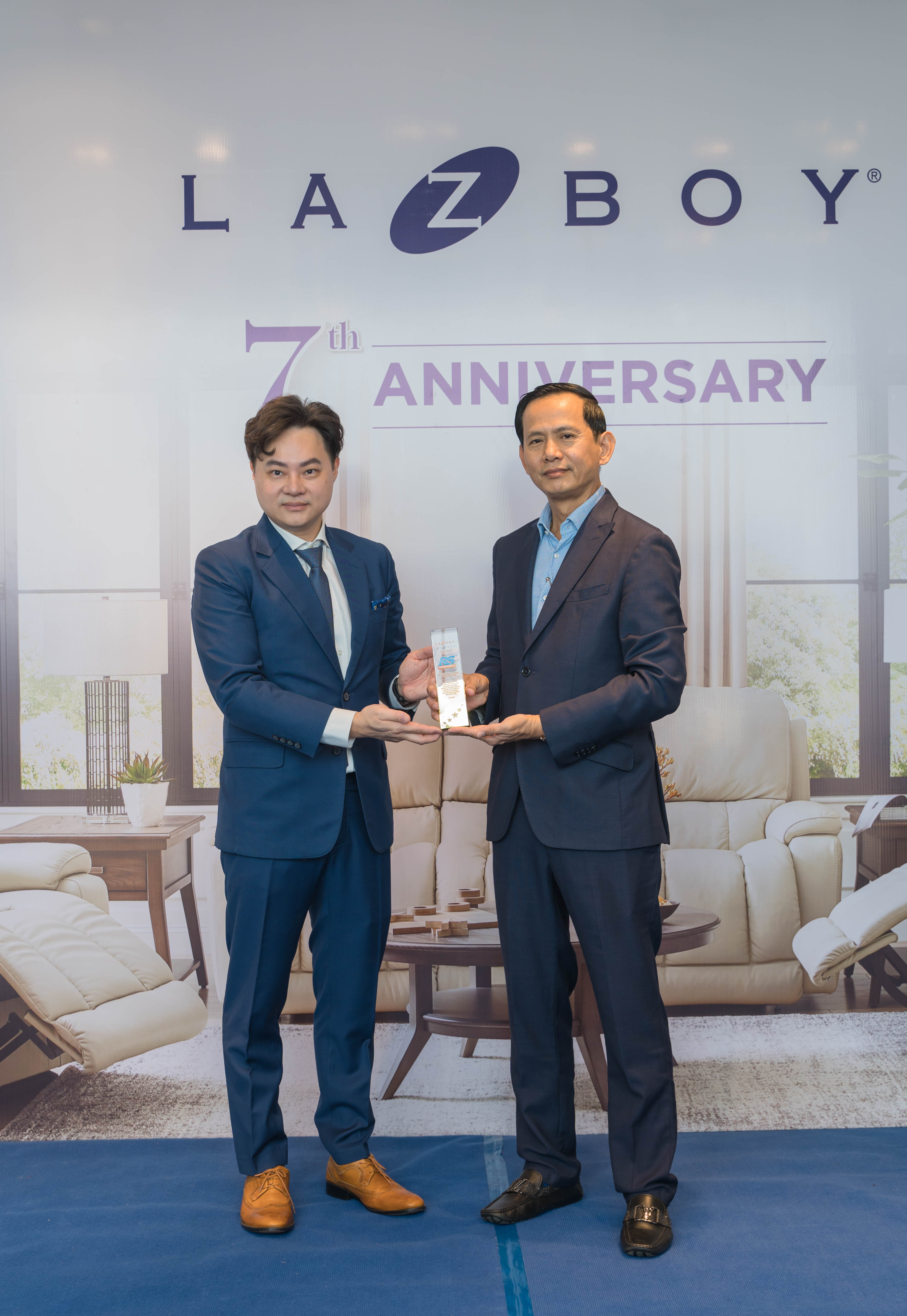 ក្រុមហ៊ុនកៅអី La-Z-Boy  ប្រារព្ធខួប 7ឆ្នាំនៅក្នុងប្រទេសកម្ពុជាជាមួយក្រុមហ៊ុន  RS Residence